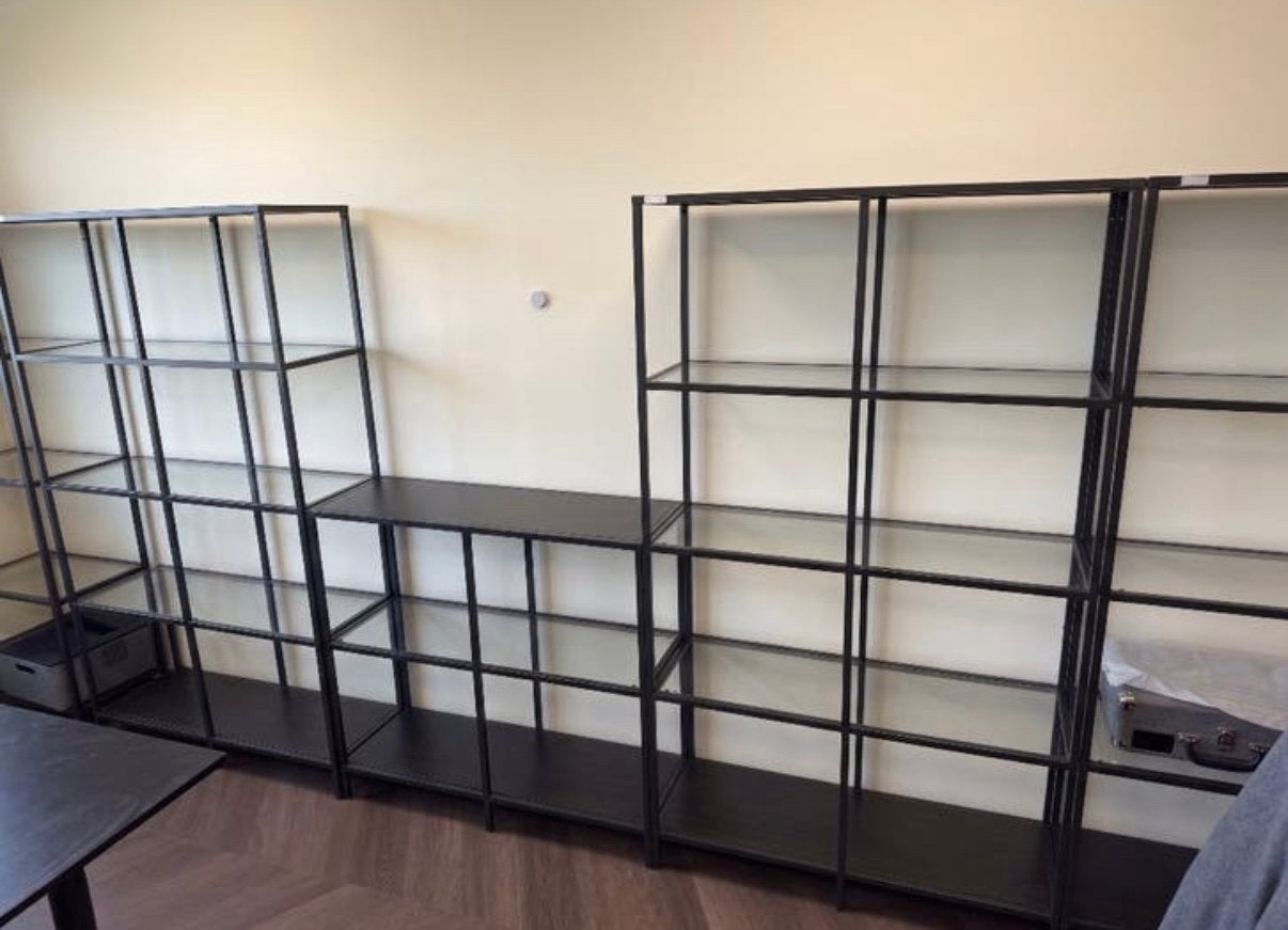 Zwarte stalen glazen stellingkast | Ikea vittsjö, Huis en Inrichting, Ophalen, Zo goed als nieuw