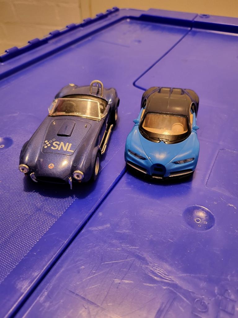 2 modelauto's: Bugatti Chiron en Shelby Cobra, Overige merken, Gebruikt, 1:50 of kleiner, Auto