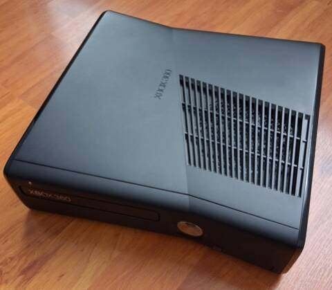 Xbox 360 slim met games en controller, Refurbished, Ophalen of Verzenden, Zonder controller, 250 GB