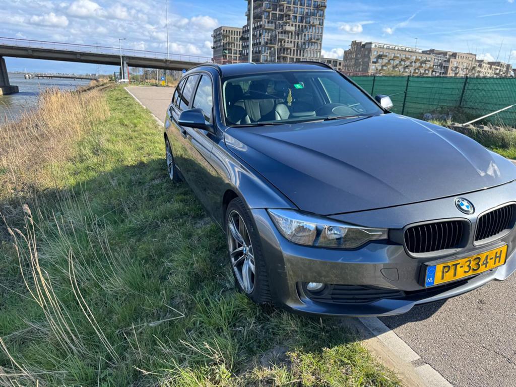 Mag nu weg! Sportieve BMW 3-Serie 318d 143pk bwj 2013 Grijs, Auto's, BMW, Voorwielaandrijving, 745 kg, 1995 cc, Zwart