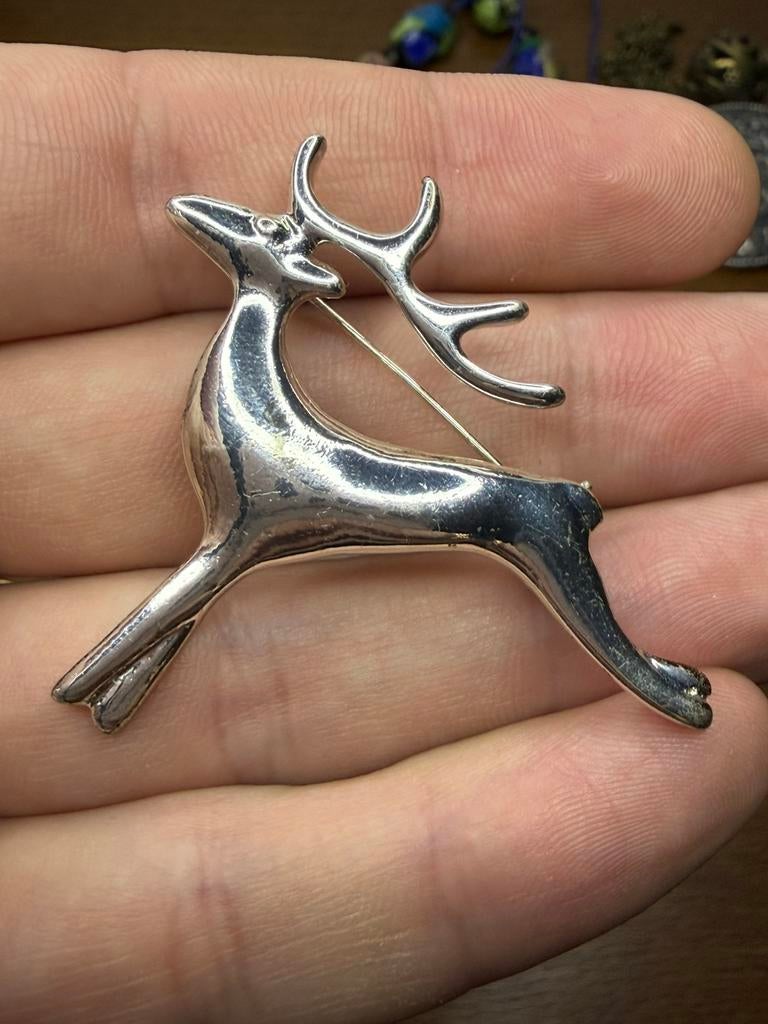 Zeer mooie vintage broche met een hert met hoorns., Ophalen of Verzenden, Zo goed als nieuw, Zilver, Overige materialen
