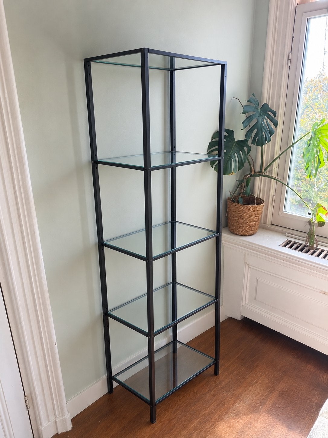 IKEA VITTSJÖ stellingkast, zwart/glas. IKEA shelf unit, Ophalen, Zo goed als nieuw