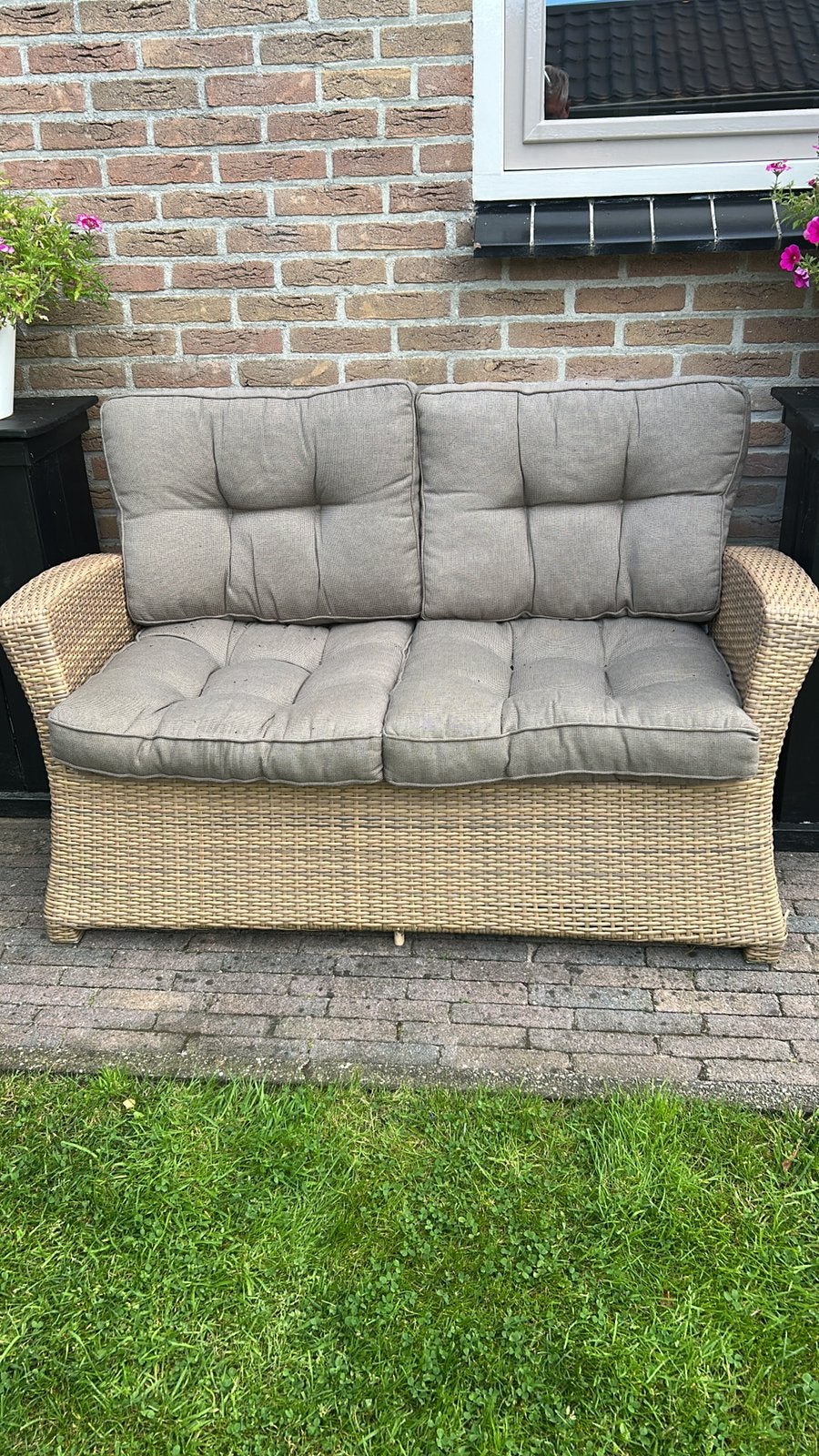 Wicker 2 zits bankje met kussens en bijbehorende tafel, Ophalen, Gebruikt, Kunststof
