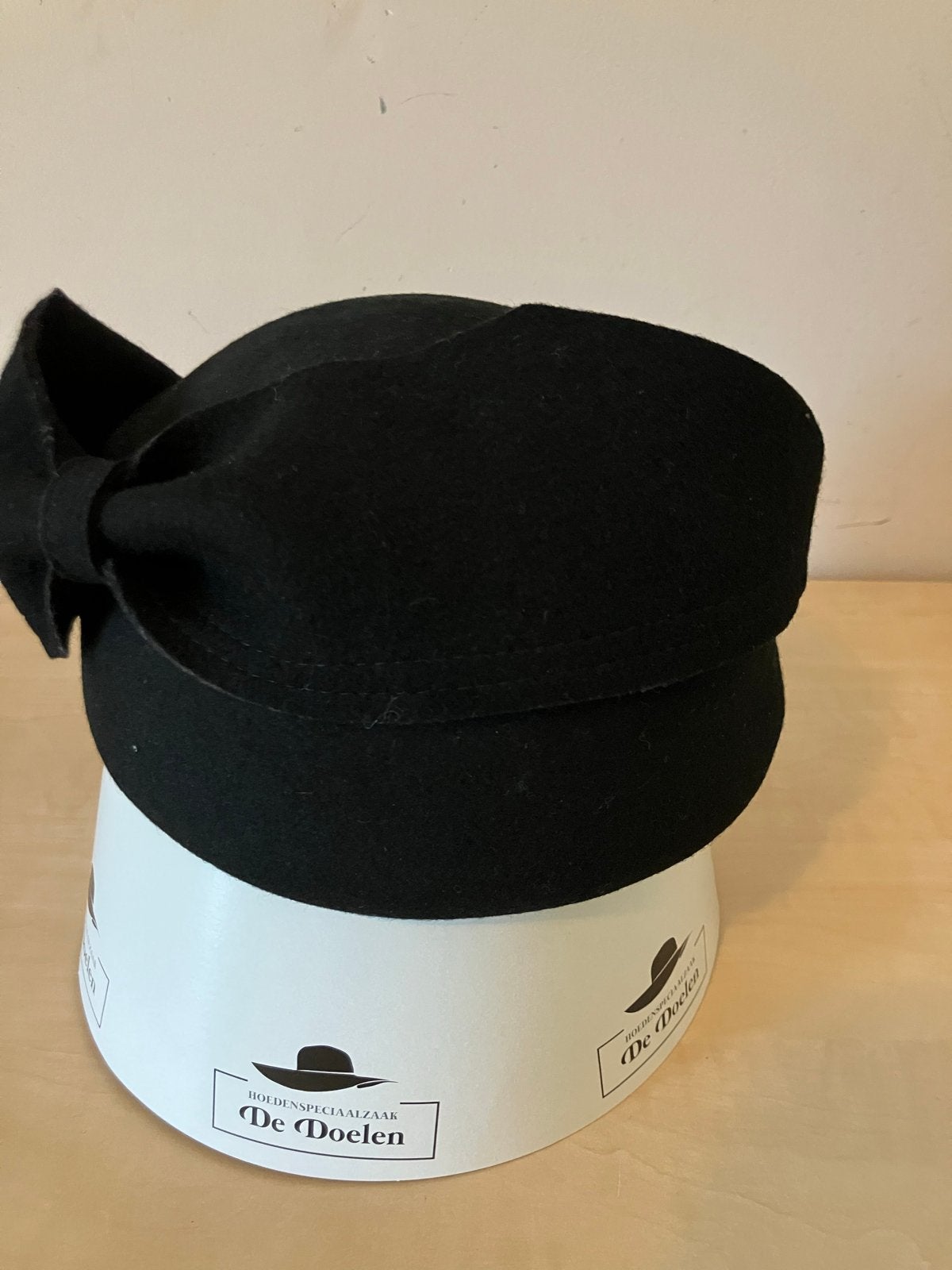 Elegante zwarte dophoed met strik, Ophalen of Verzenden, Zo goed als nieuw, One size fits all, Hoed