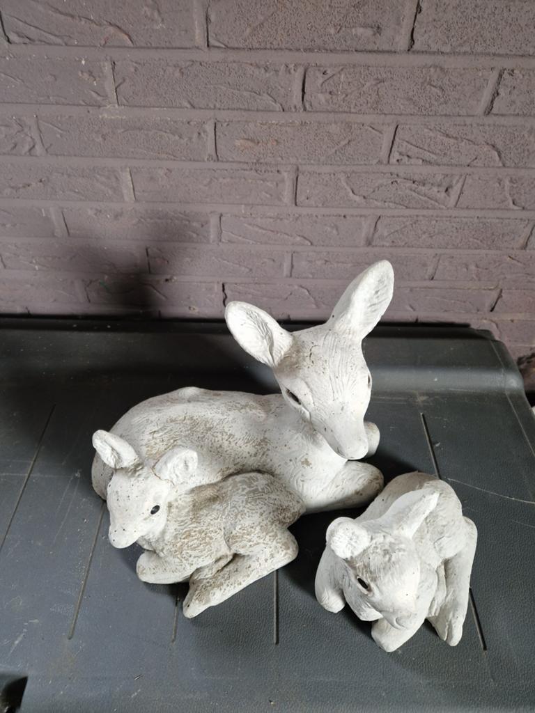 Hertenfamilie tuinbeeld - Moeder hert met twee kalfjes, Tuin en Terras, Tuinbeelden, Ophalen of Verzenden, Gebruikt, Beton, Dierenbeeld
