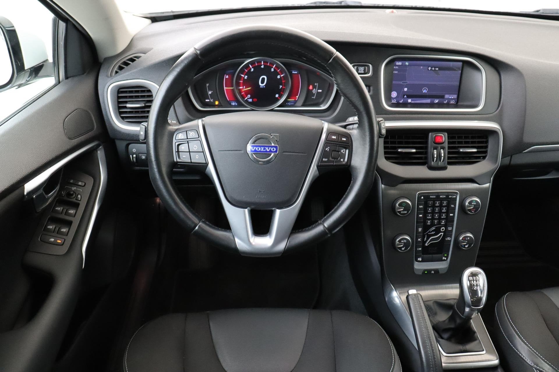 Volvo V40 T3 MOMENTUM -CAMERA|AUTOM.PARK|VERW.VOORRUIT|KEYLE, Auto's, Voorwielaandrijving, Gebruikt, Automatische klimaatregeling