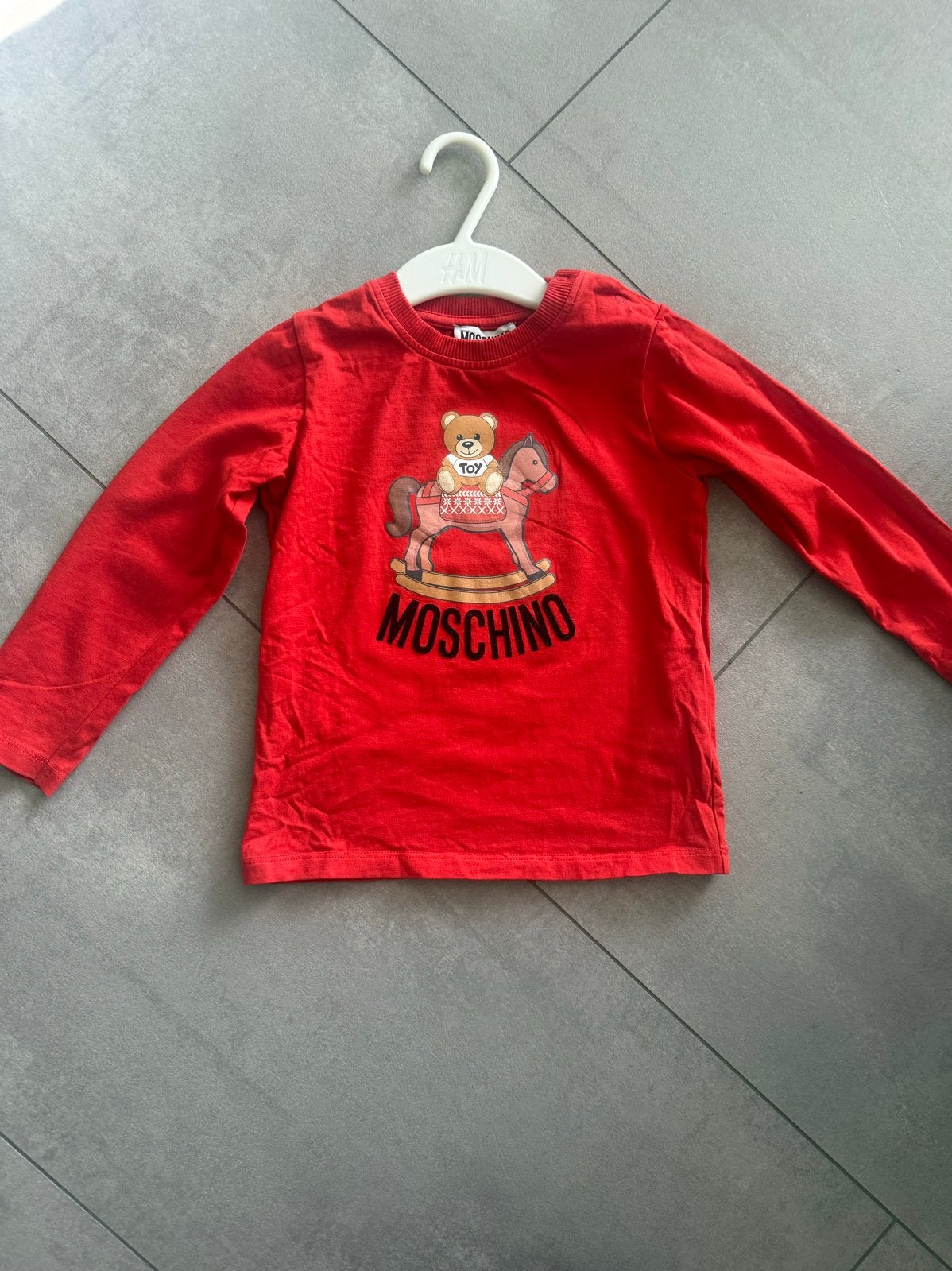Moschino Longsleeve Rood Maat 92, Kinderen en Baby's, Ophalen of Verzenden, Gebruikt, Jongen of Meisje, Shirt of Longsleeve