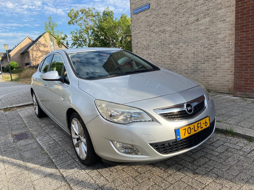 Opel Astra Cosmo 1.6 16V 5D 2010 Zilvergrijs, Auto's, Voorwielaandrijving, Euro 5, 1250 kg, 4 cilinders