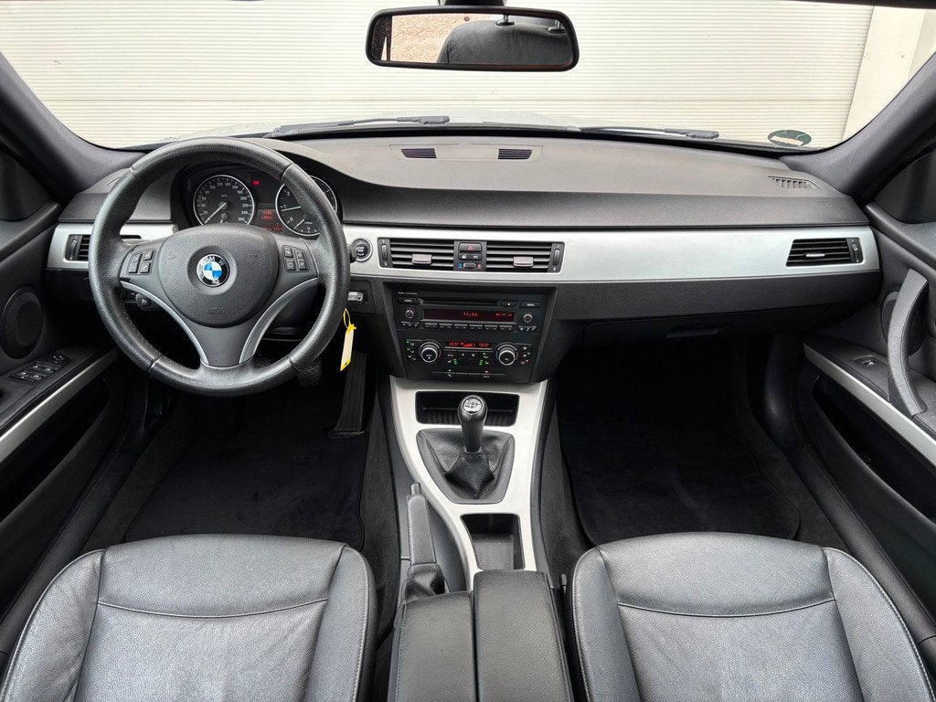 BMW 3-serie 318i Business Line|Leder|Climate|Stoelverwarm., Auto's, Euro 5, Achterwielaandrijving, Zwart, Zwart
