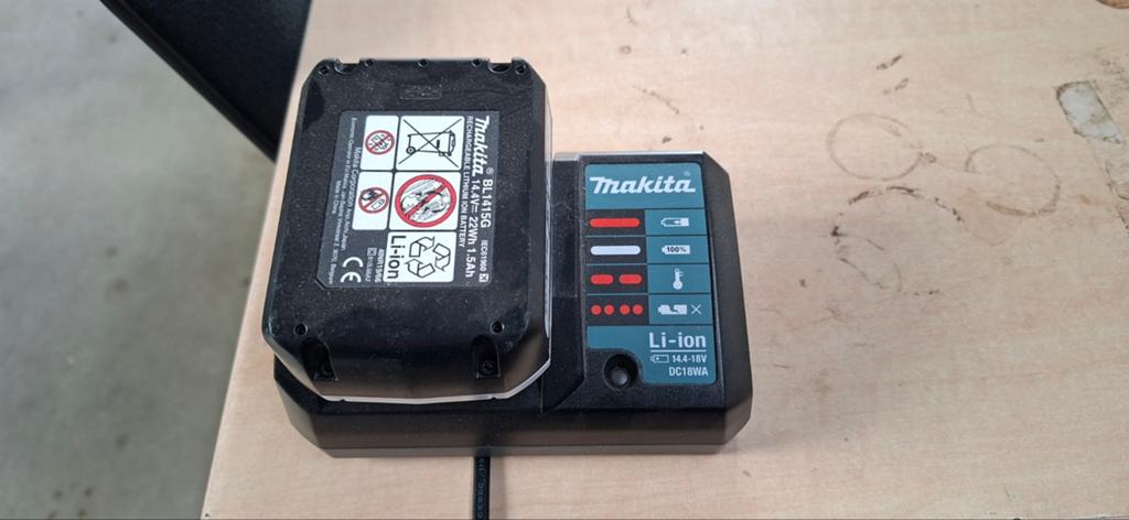 Makita Li-ion acculader DC18WA met 14.4V 1.5Ah accu, Ophalen, Gebruikt
