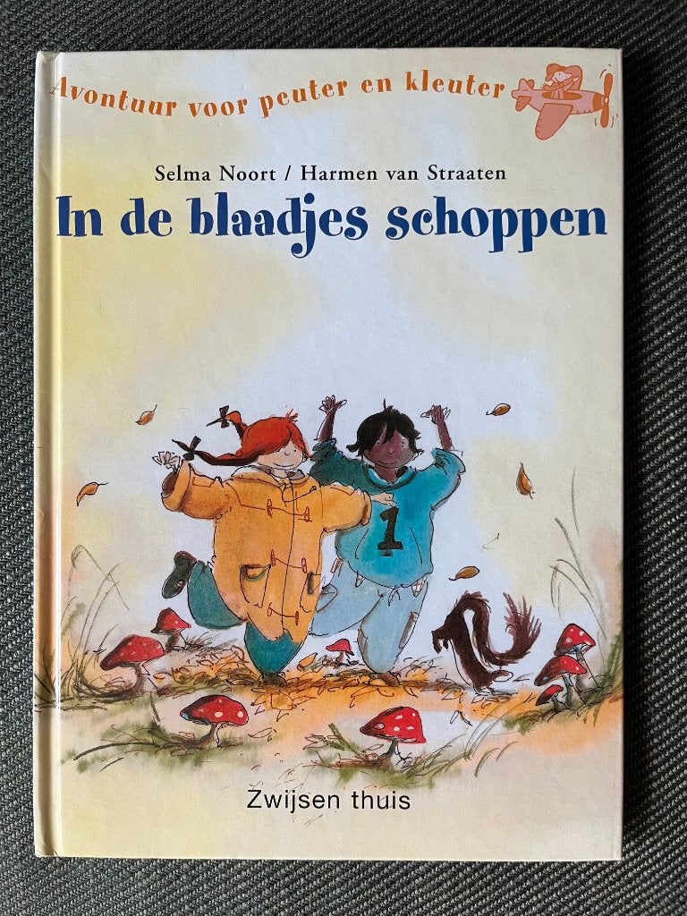 Selma Noort - In de blaadjes schoppen. (Hardcover), Fictie algemeen, Ophalen of Verzenden, Zo goed als nieuw, Voorleesboek