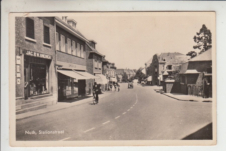 Nuth, Stationstraat - Links IJzerwarenwinkel America, Ophalen of Verzenden, 1940 tot 1960, Ongelopen, Limburg