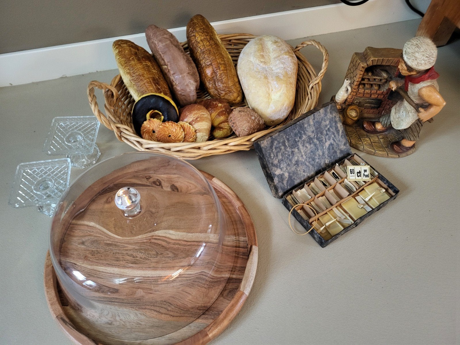 etalage broden..vintage prijskaartjes..stolp..bakkers beeld, Ophalen of Verzenden
