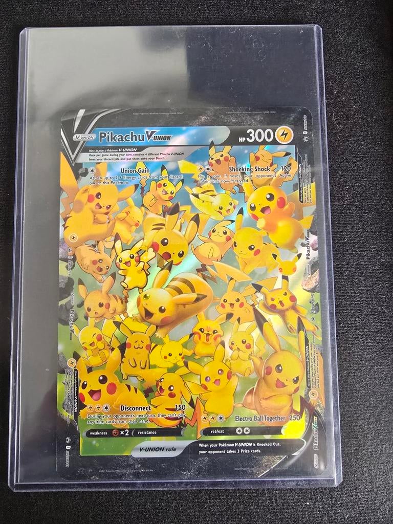 Pikachu v union jumbo pokemon kaart, Ophalen of Verzenden, Zo goed als nieuw, Losse kaart, Foil