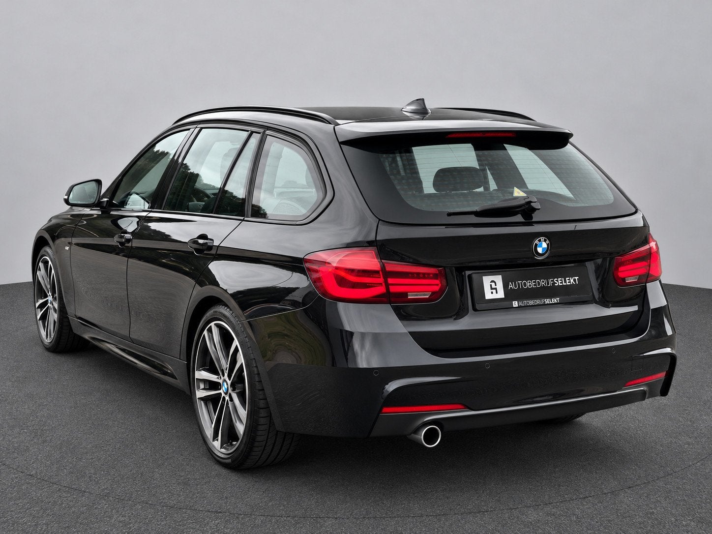 BMW 3-serie Touring 318i M-Sport | Panorama | 19 inch | LED, Auto's, Automaat, Gebruikt, Met garantie (alle), 1465 kg