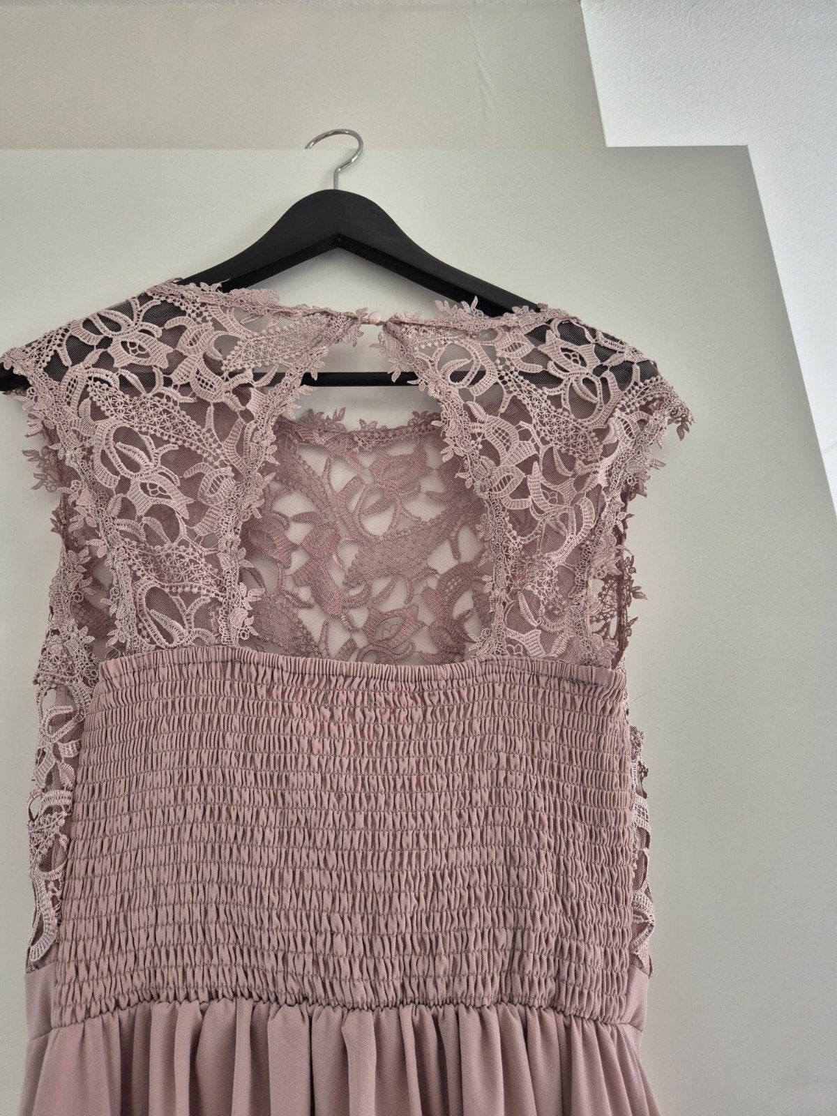 Elegante Roze Maxi Jurk met Kanten Details, Maat 42/44 (L), Ophalen of Verzenden, Roze, Onder de knie