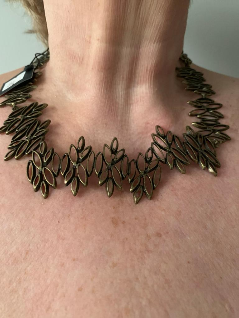 Mooi bronskleurig collier met bladmotief, Ophalen of Verzenden, Nieuw, Bruin, Overige materialen