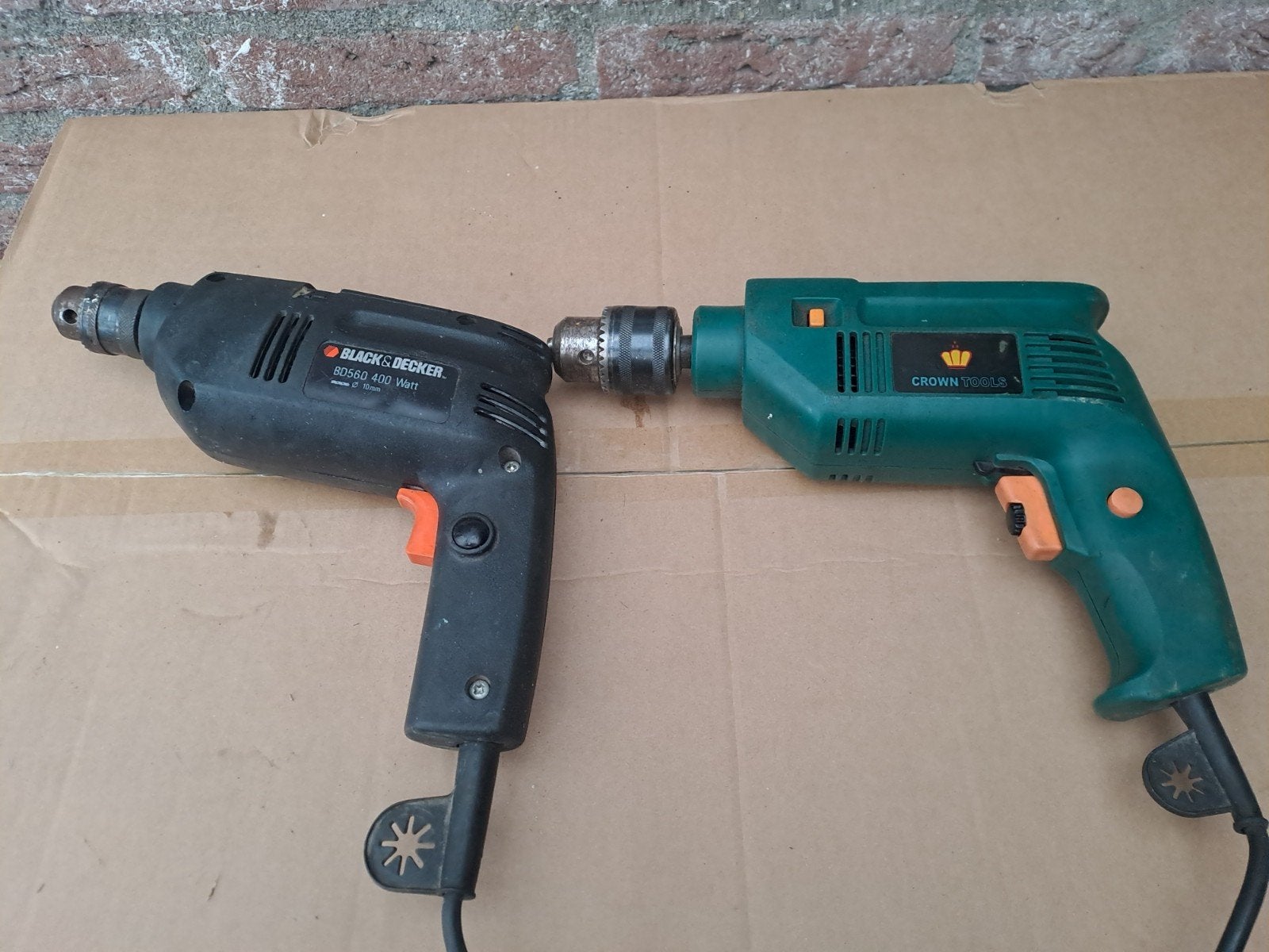 Set van 2 Boormachines: Black & Decker en Crown Tools, Gebruikt, Variabele snelheid, 400 tot 600 watt, Ophalen