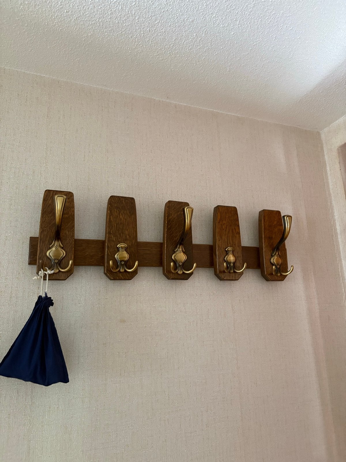Vintage houten wandkapstok met messing haken, Gebruikt, Minder dan 100 cm, Hout, Ophalen
