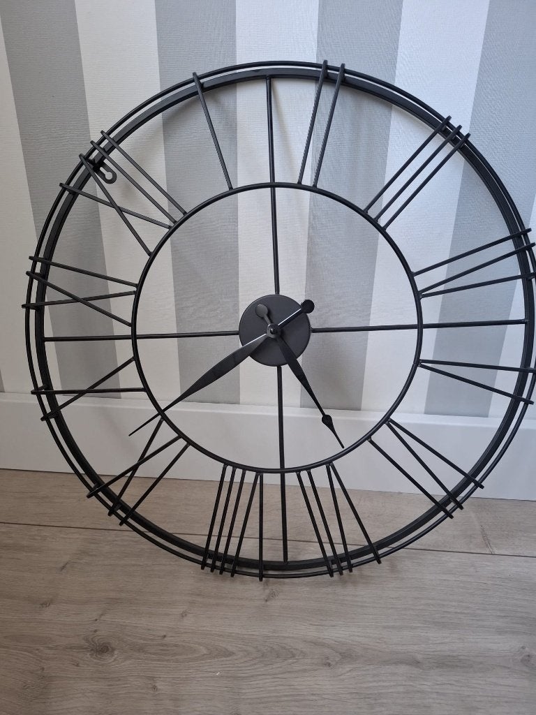 Zwarte klok Boston, diameter 57 cm, Ophalen, Wandklok, Analoog, Zo goed als nieuw