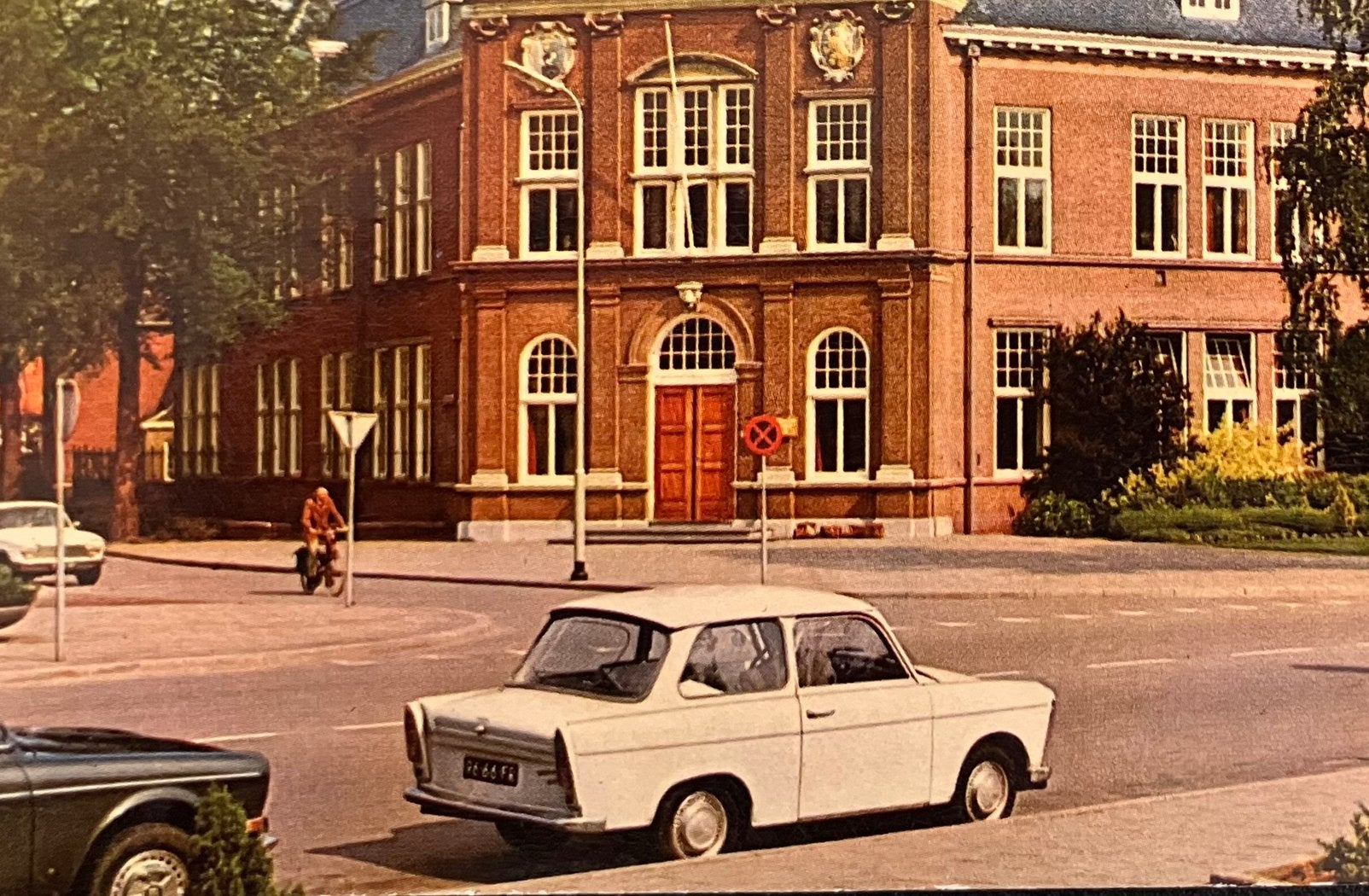 Ansichtkaart met Auto in straatbeeld Trabant in Veendam, Verzenden, 1960 tot 1980, Gelopen, Voertuig
