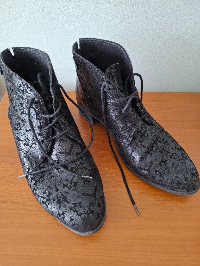 Zwarte damesschoen met fraai barok bloemenpatroon., Schoenen met lage hakken, Zwart, Ophalen of Verzenden, Zo goed als nieuw