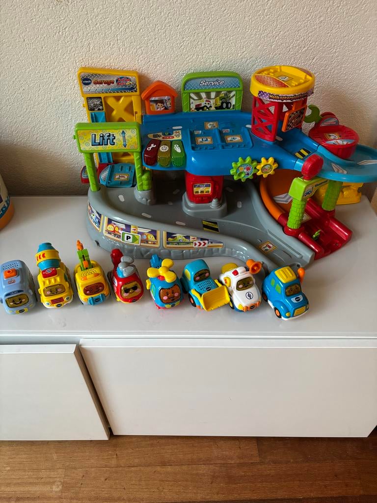 Vtech Toet Toet autogarage met 8 auto’s, Ophalen, Zo goed als nieuw
