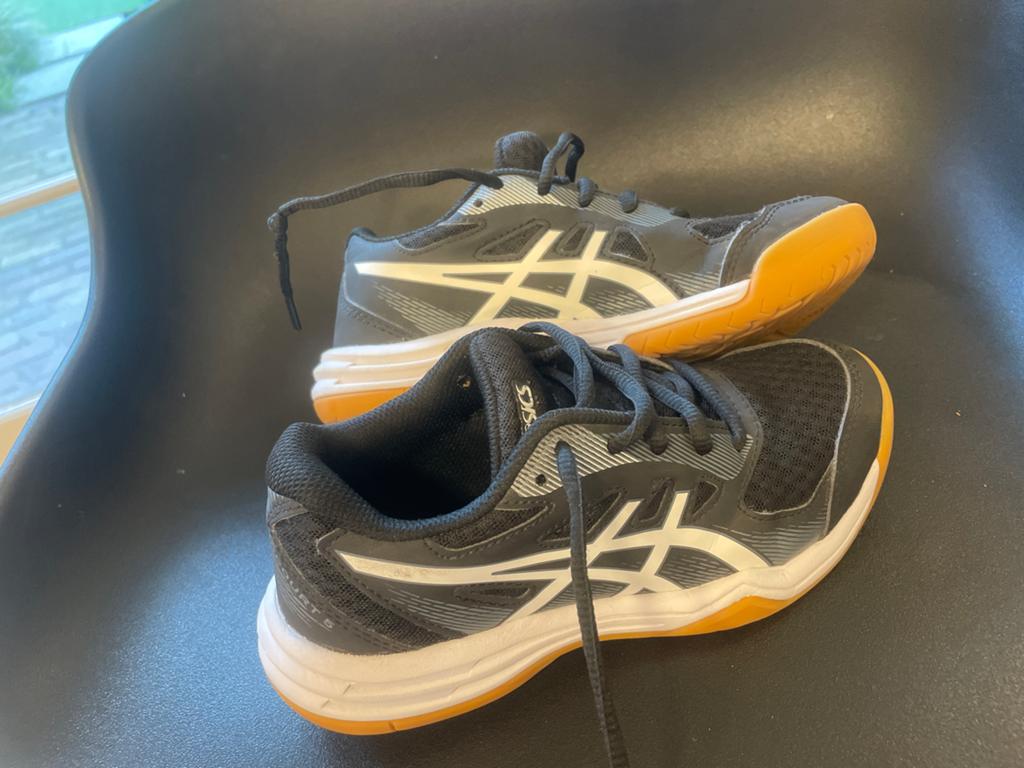 ASICS zaalschoenen maat 33,5 - Zo goed als nieuw, Ophalen of Verzenden, Gebruikt