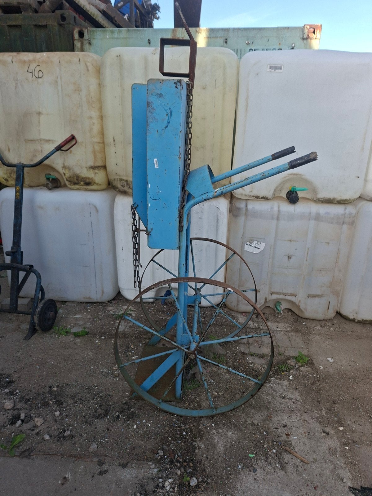 Robuuste blauwe transportkar met grote wielen, Ophalen