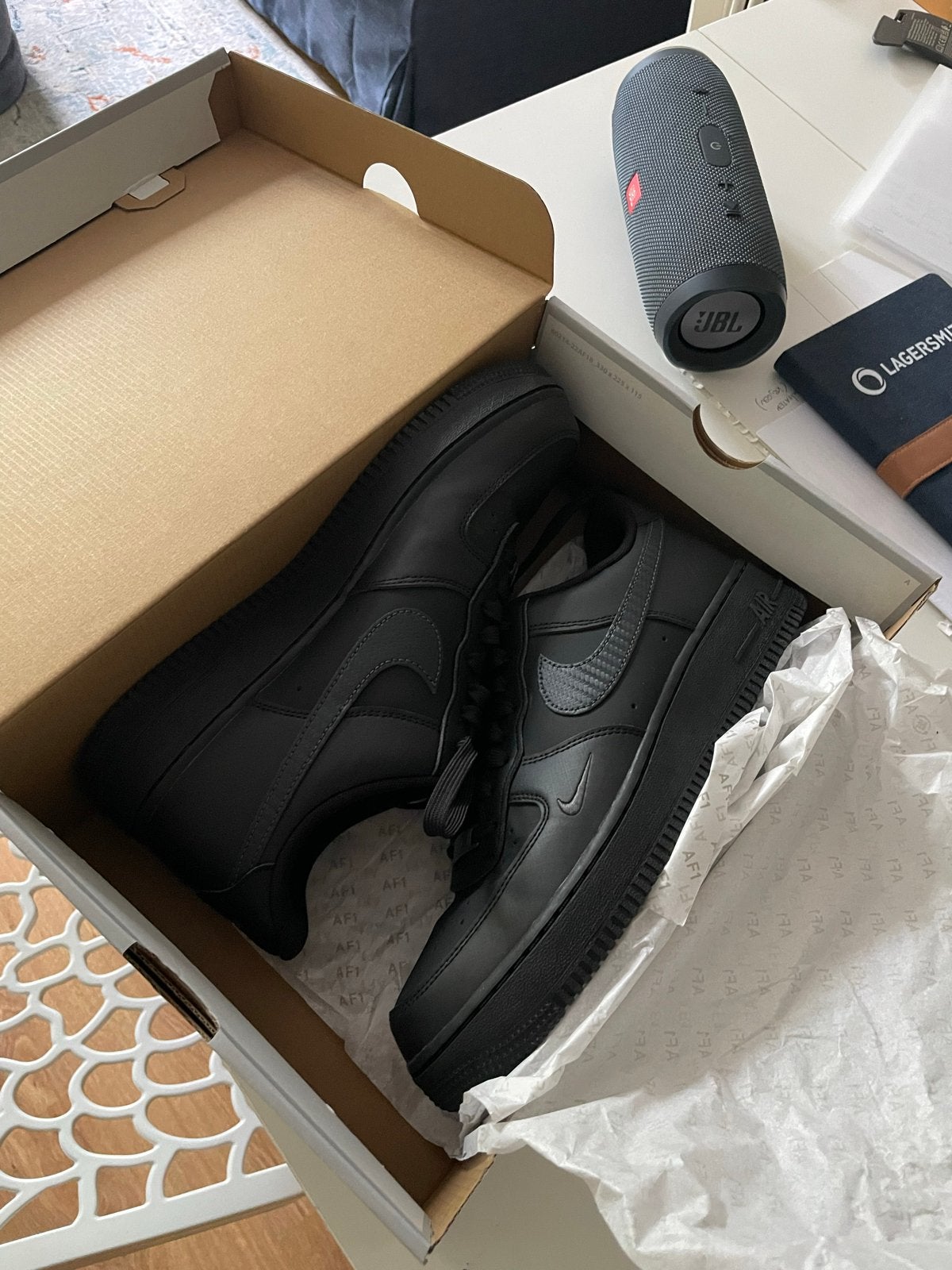 Gloednieuw! Nike Air Force 1 '07 Zwart - Maat 43, Zwart, Nieuw, Ophalen of Verzenden, Sneakers of Gympen