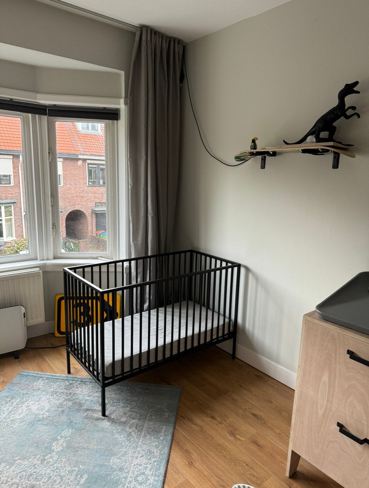 Europe Baby Liam ledikant zwart, 120x60cm + HIMLAVALV matras, Ophalen, Zo goed als nieuw, Minder dan 140 cm, Matras
