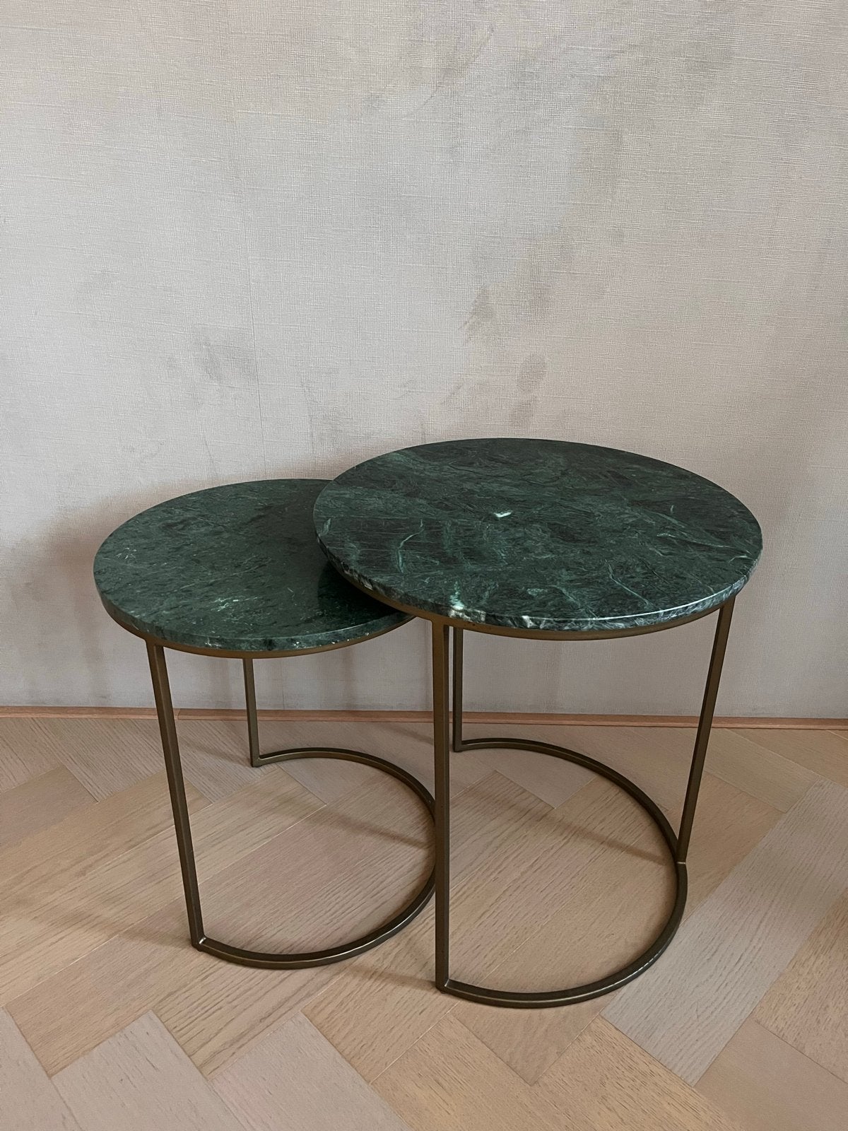 Set van 2 Groen Marmeren Bijzettafels met Bronzen Onderstel, Overige materialen, Minder dan 55 cm, Rond, Zo goed als nieuw