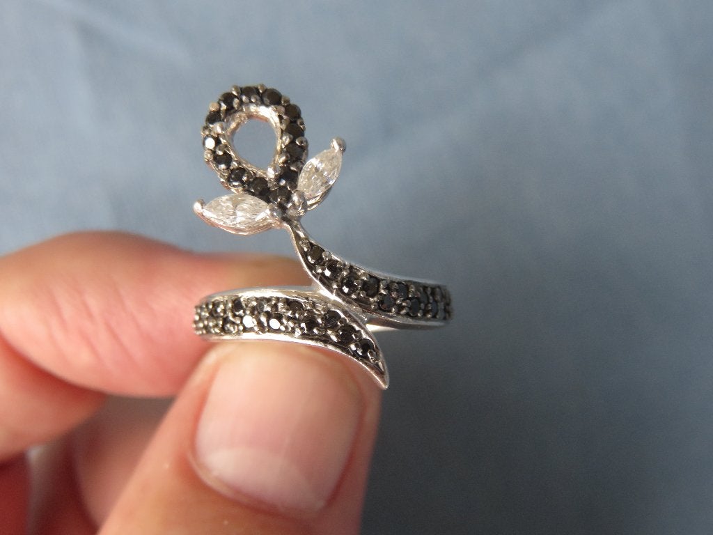 Design ring met onyx stenen in 925 karaat zilver . 20e eeuw, Ophalen of Verzenden, Zo goed als nieuw, 17 tot 18, Dame