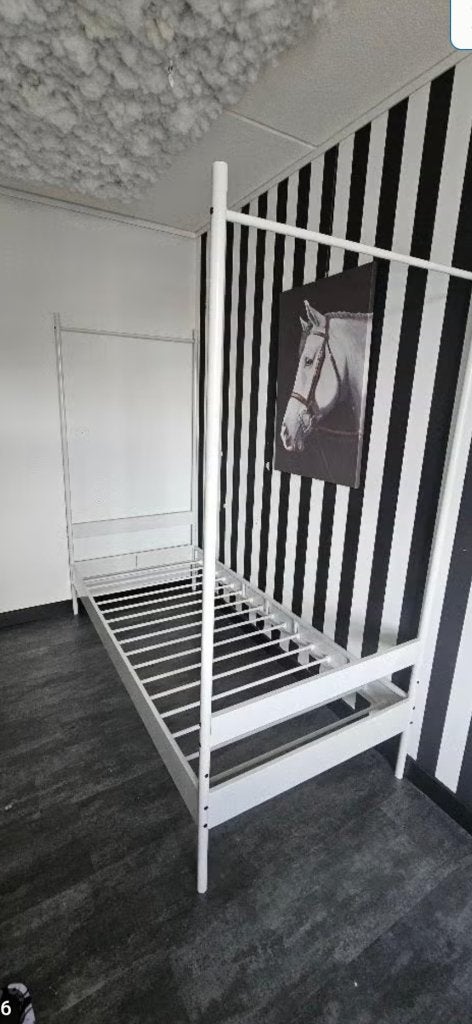 Kinderbed / hemelbed, Ophalen, 85 tot 100 cm, Zo goed als nieuw, Lattenbodem