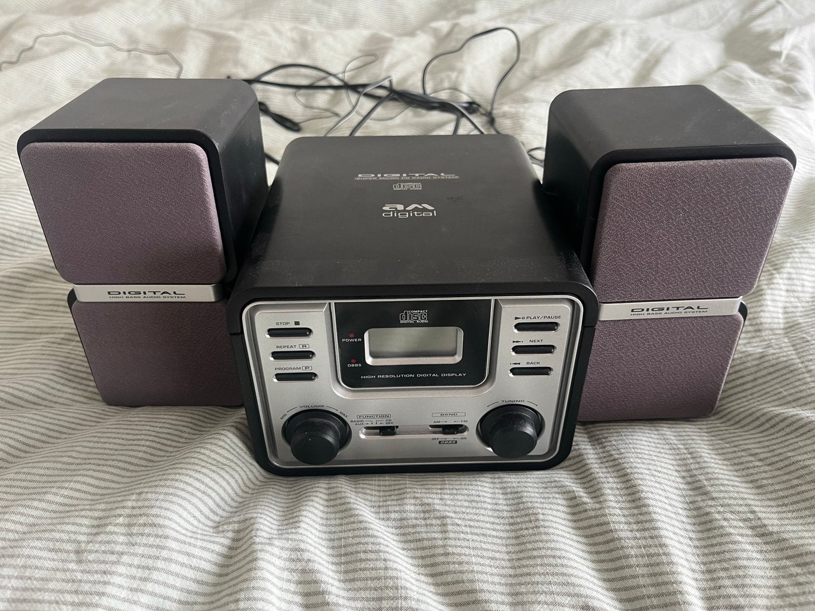 GRATIS Radio met CD-speler en speakers (deels defect), Microset, Niet werkend, Cd-speler, Ophalen