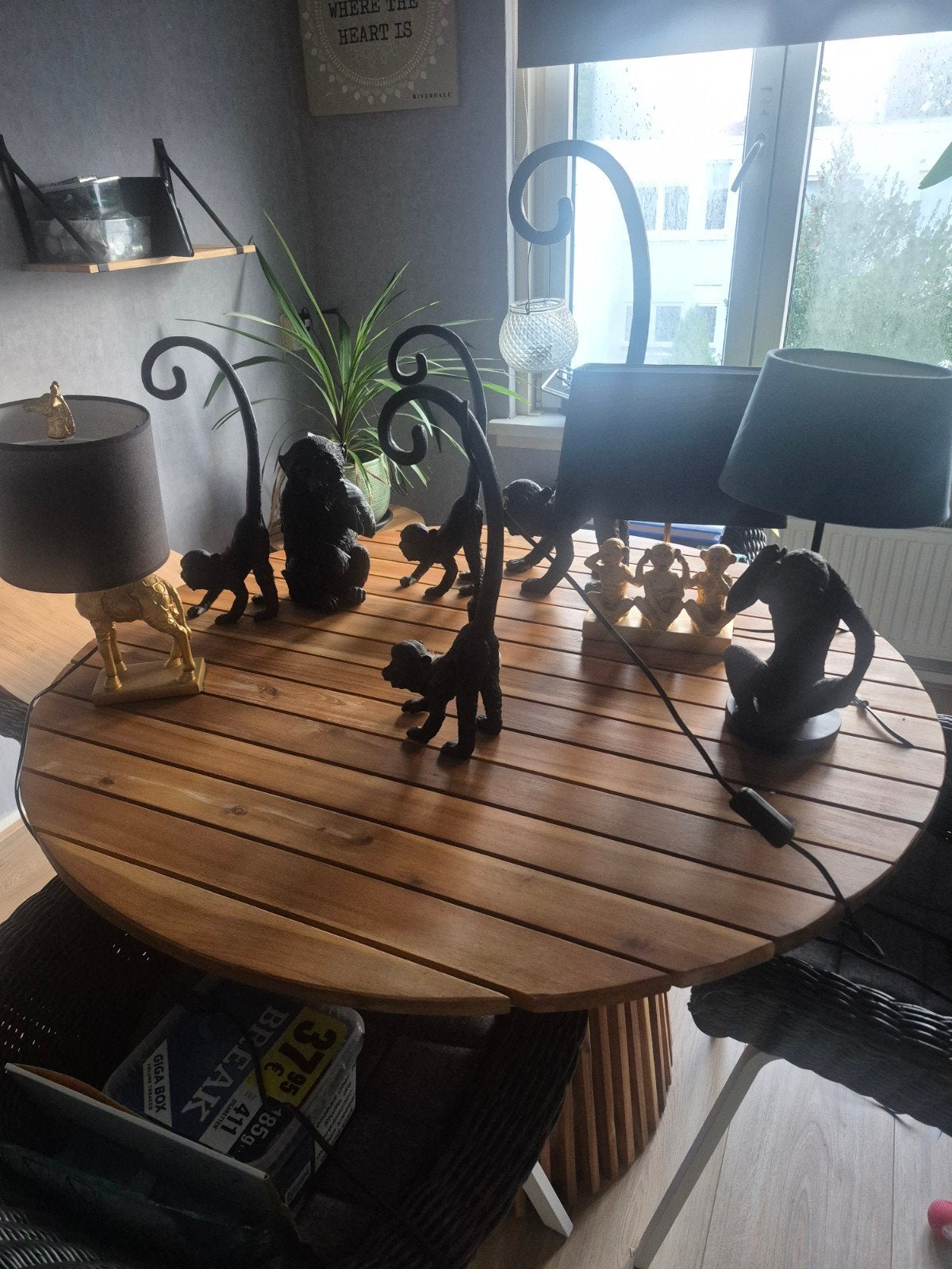 Unieke Zwarte Apen Bijzettafel - Decoratieve Blikvanger, Zwart, Verzenden, Kunststof, Zo goed als nieuw