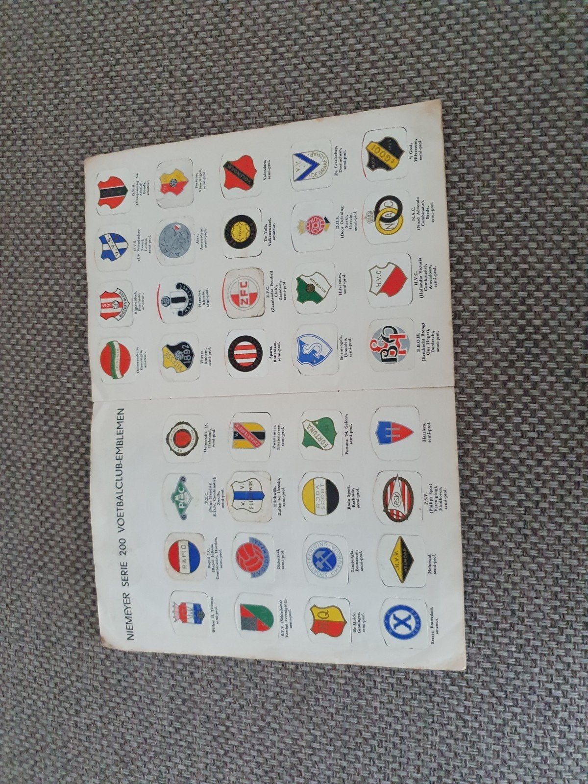 200 voetbalemblemen nat en internationaal, Ophalen of Verzenden, Boek of Tijdschrift