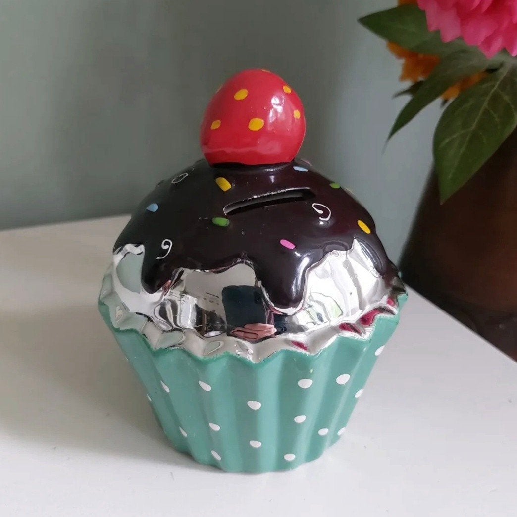 Leuke, vrolijke cupcake spaarpot, Verzamelen, Spaarpotten, Zo goed als nieuw, Overige thema's, Steen, Aardewerk of Keramiek, Ophalen of Verzenden