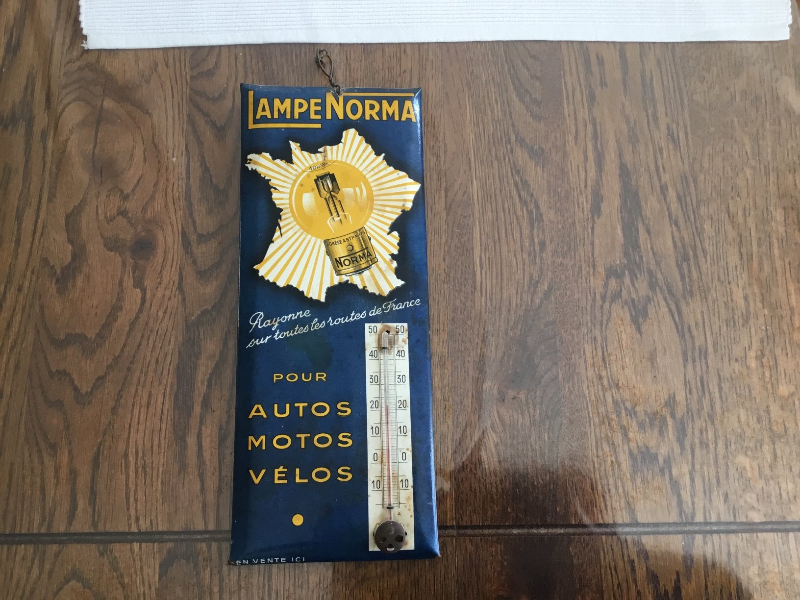 Gaaf Emaille lampen met thermometer reclame bord., Verzamelen, Ophalen of Verzenden, Gebruikt, Reclamebord