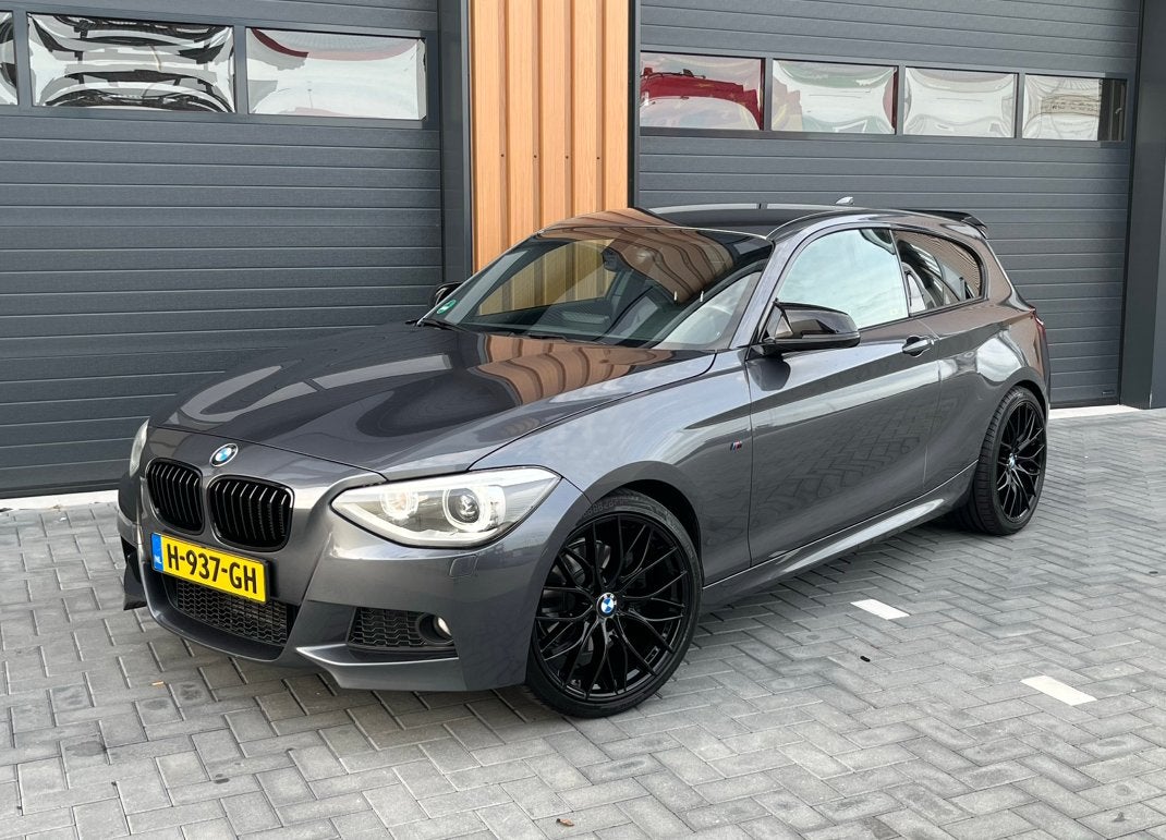 BMW 1-Serie F20 2.0 125I M-pakket 2013 Grijs, Auto's, 1-Serie, 4 cilinders, Navigatiesysteem, Leder