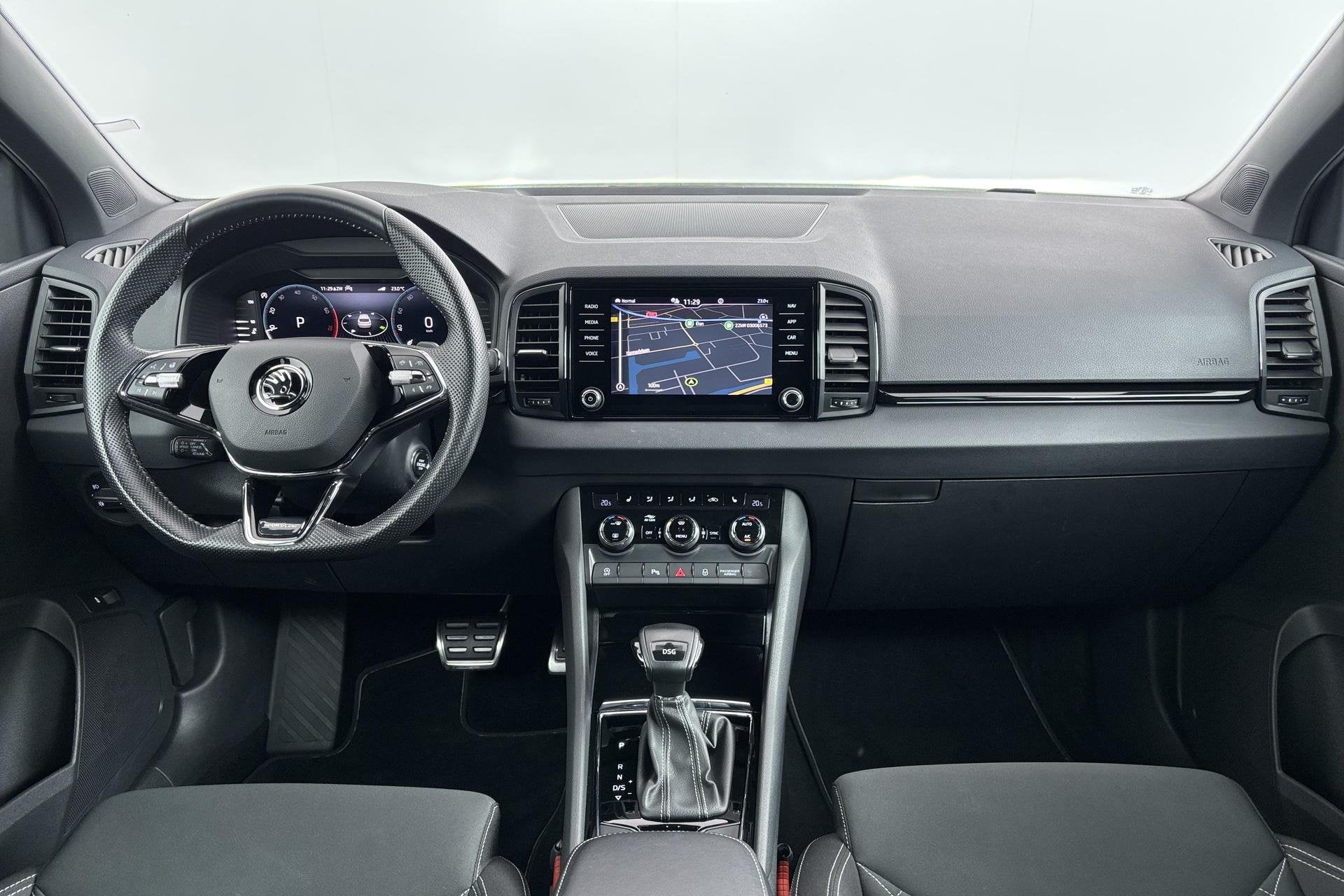 Skoda Karoq 1.5 TSI ACT Sportline Business Sportief silhouet, Auto's, Stof, 4 cilinders, Zwart, 19 km/l
