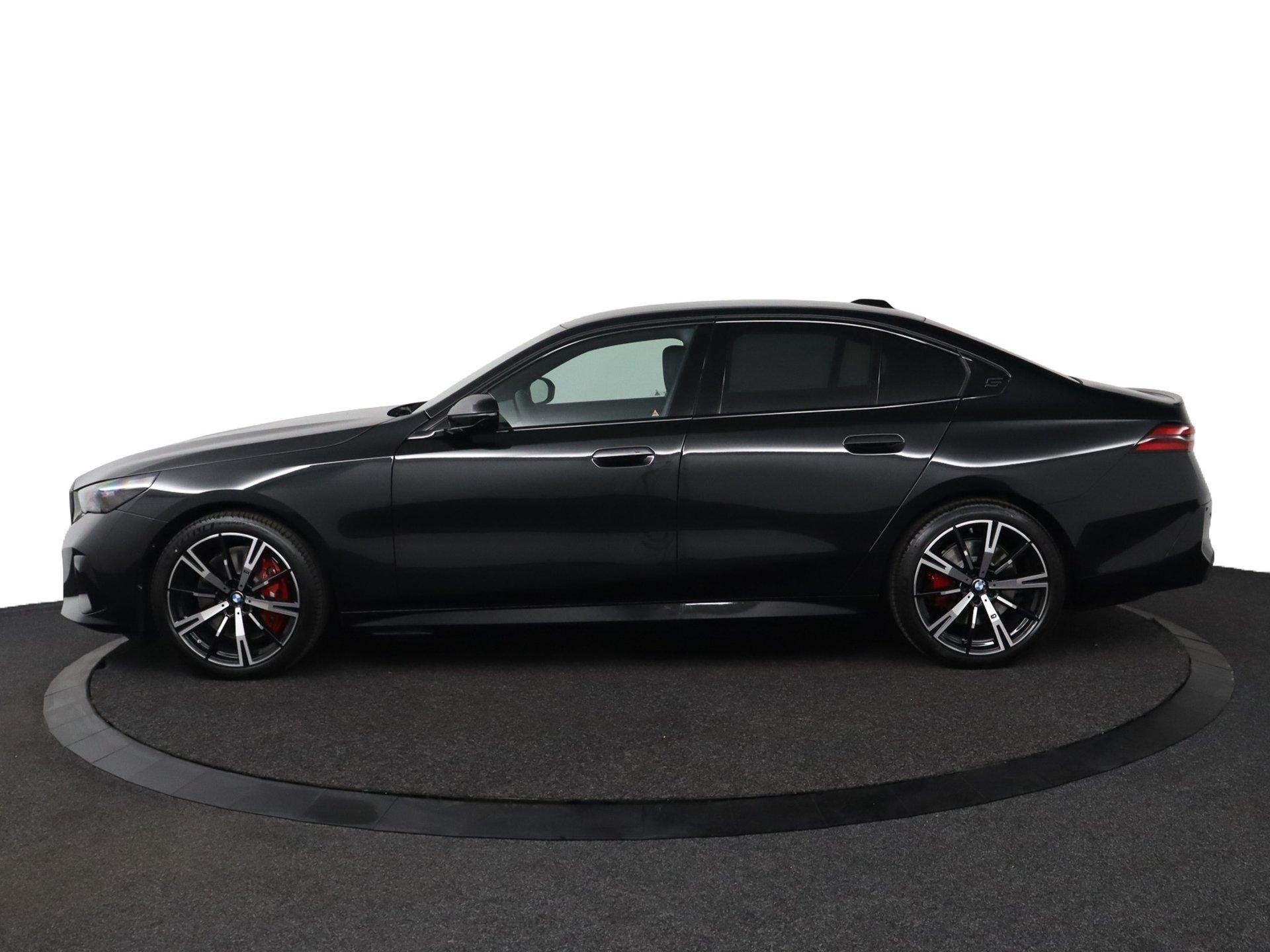 BMW i5 eDrive40 M Sport Edition 84 kWh | SOH 100% | M Sportp, Auto's, 2095 kg, 510 min, Zwart, Met garantie (alle)