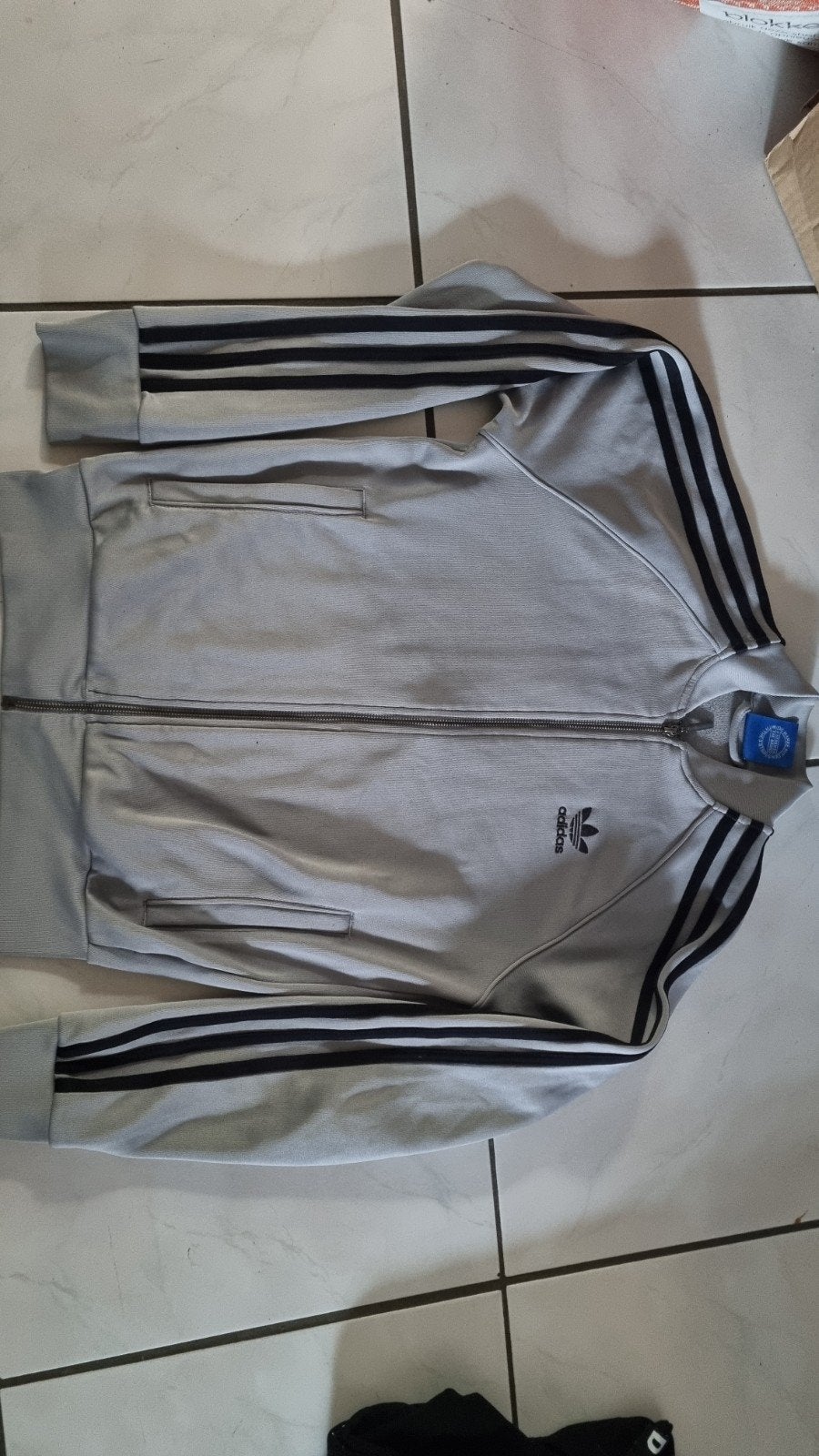 Adidas vest grijs met zwarte strepen, Zo goed als nieuw, Maat 36 (S), Grijs, Verzenden