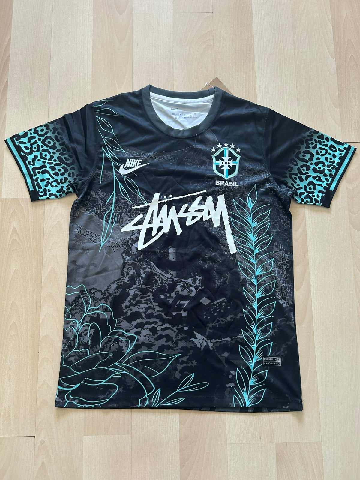Nike x Stussy Brasil voetbalshirt - Maat L - Nieuw, Maat 52/54 (L), Verzenden, Zwart, Nieuw