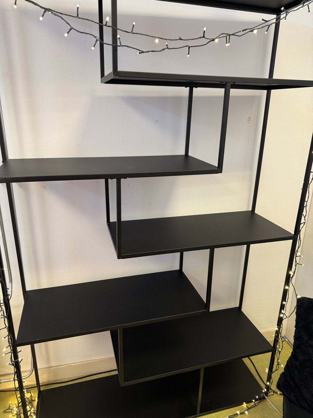 Zwart metalen open vakkenkast met speelse indeling, Huis en Inrichting, Kasten | Boekenkasten, Ophalen, Met plank(en), 200 cm of meer