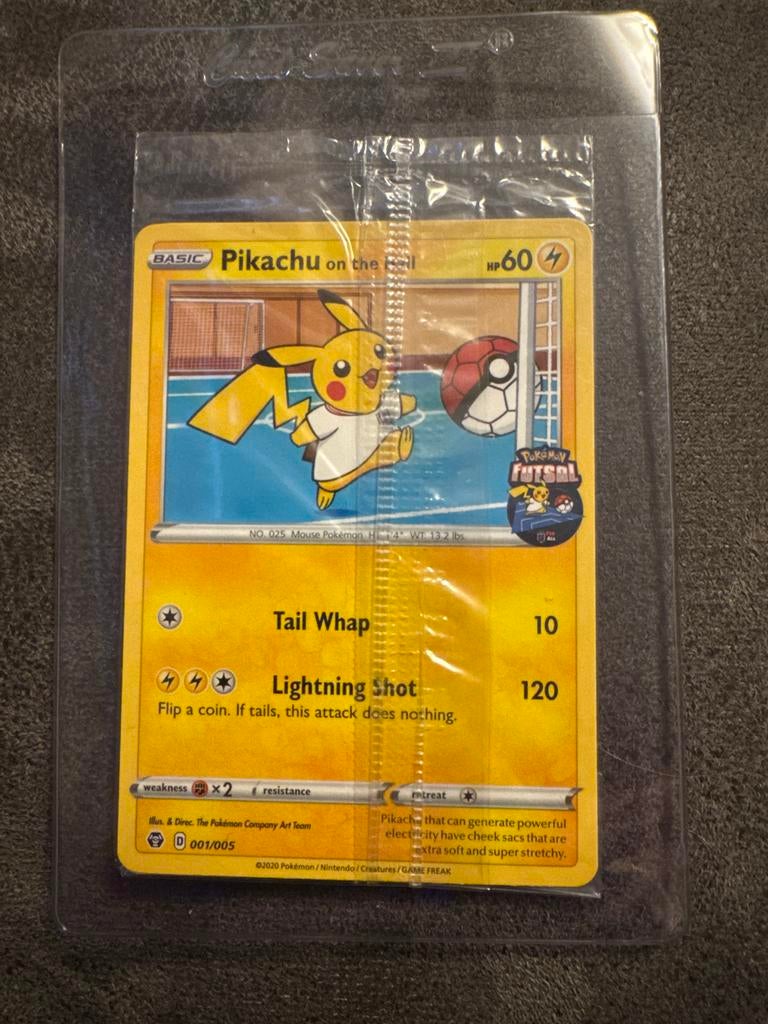 Pikachu on the Ball - Pokémon Futsal Promo Kaart, Hobby en Vrije tijd, Verzamelkaartspellen | Pokémon, Ophalen of Verzenden, Zo goed als nieuw