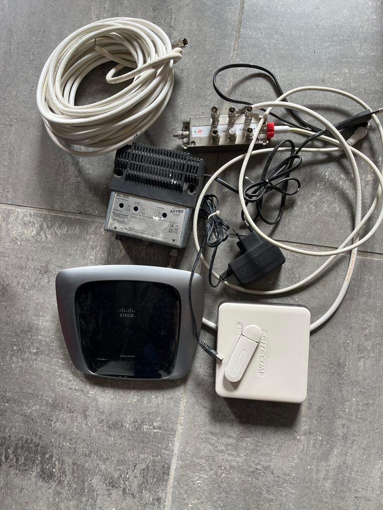Astro antenne versterker met 7 uitgangen + 2 WiFi routers, Computers en Software, Routers en Modems, Gebruikt, Router, Ophalen of Verzenden