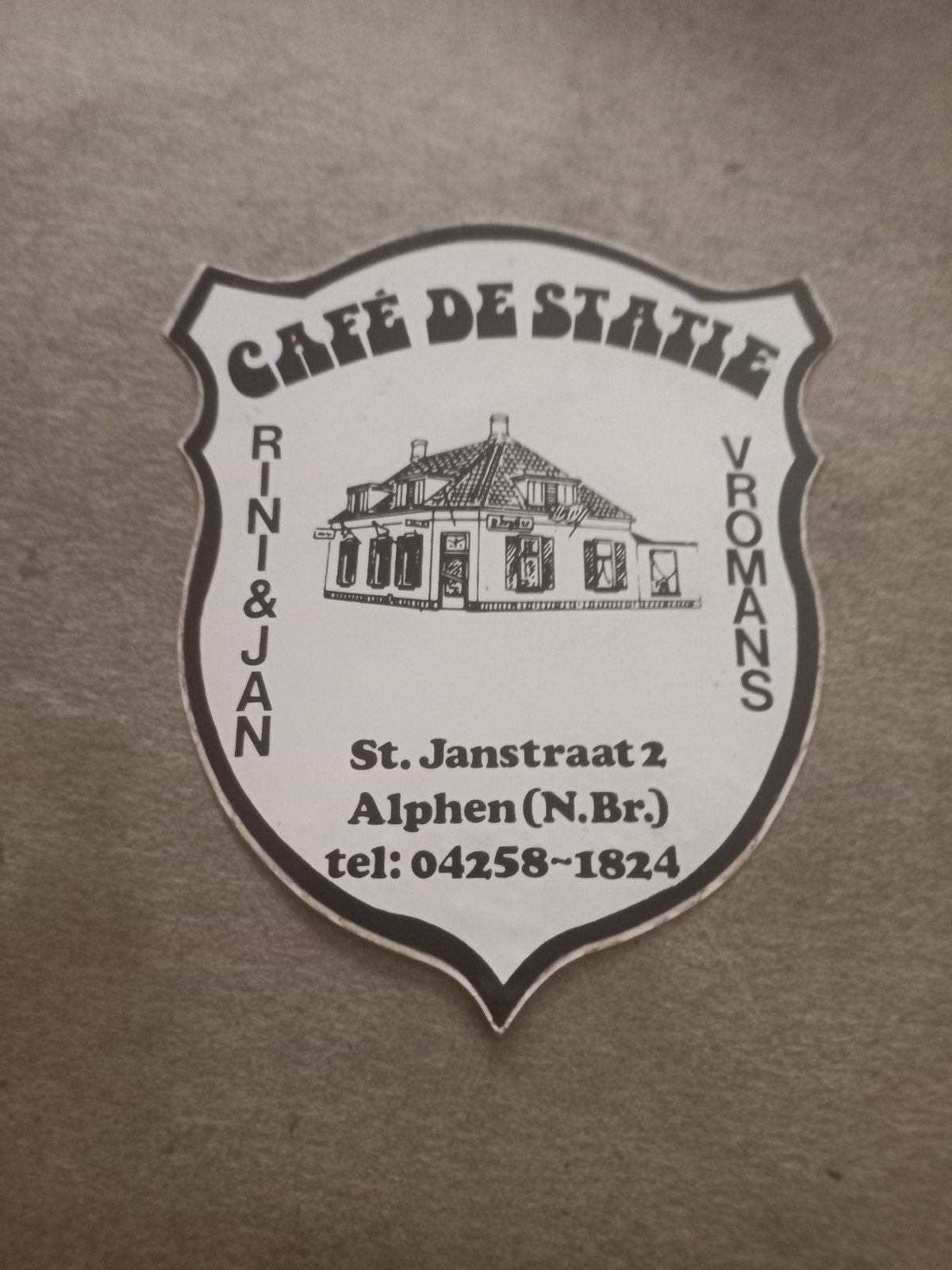 Vintage Café De Statie Reclamesticker - Rini & Jan Vromans, Ophalen of Verzenden, Gebruikt