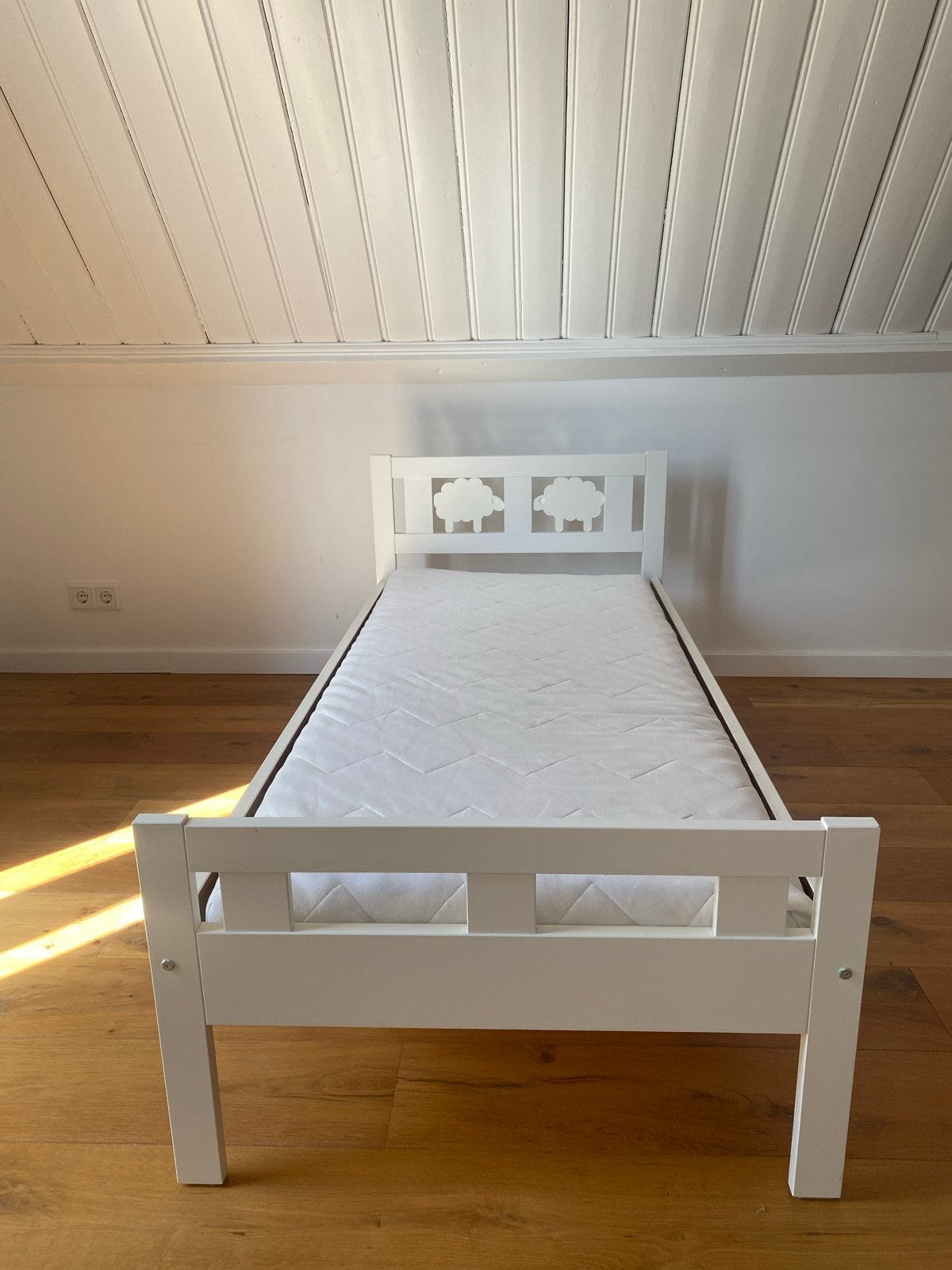 Peuterbed ikea met matras - Schaapjes design, Ophalen, 70 tot 85 cm, 140 tot 160 cm, Zo goed als nieuw