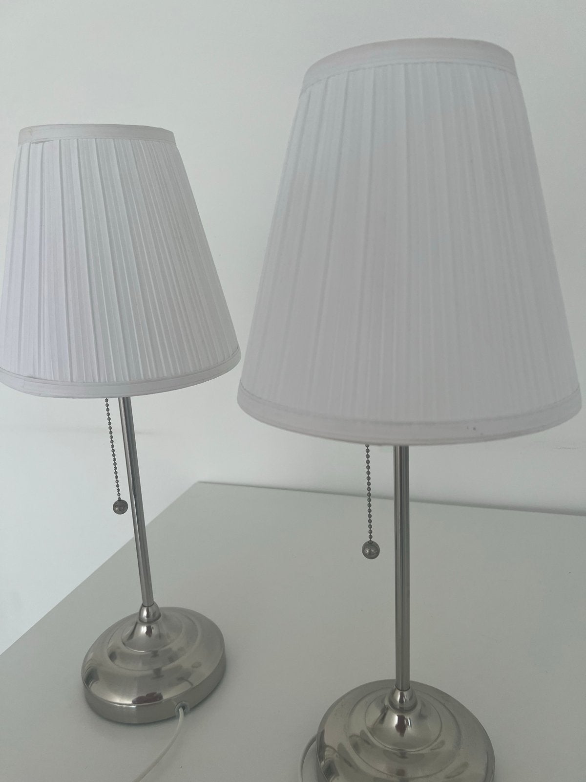 Set van 2 moderne tafellampen met witte plissé kap, Ophalen, Wit, Zo goed als nieuw, Met kap